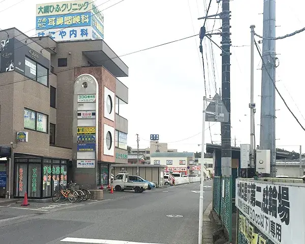 先に当院が見えます(赤い看板)